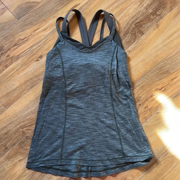 Size 6 Lululemon fitted tank - Picture 1 of 8